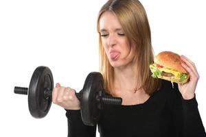 vrouw liften gewichten aan het eten een belegd broodje foto