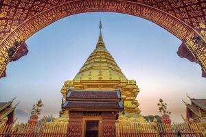 pagode bij de doi suthep-tempel. foto