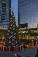 vrolijk Kerstmis en gelukkig mensen zijn vieren vakantie in modern kantoor. groep van jong bedrijf foto