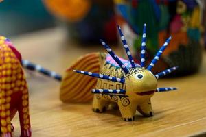 alebrije, kleurrijk Mexicaans handwerk speelgoed, klein fantasie dier Mexico foto