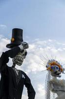 gingante schedels gekleed in kostuum voor de dag van de dood, een traditioneel Mexicaans vakantie foto