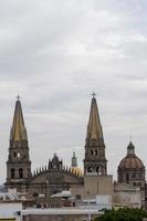 guadalajara kathedraal gezien van de centrum, divers daken van huizen Mexico foto