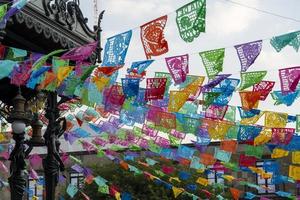 partij papieren hing einde naar einde in helder kleuren, backdrop oud gebouw foto