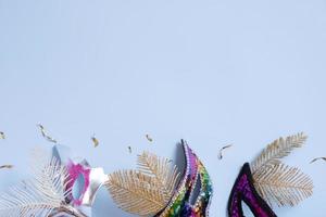 feestelijk gezicht maskers voor carnaval viering Aan gekleurde achtergrond met kopiëren ruimte. carnaval vlak leggen concept. foto