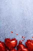 rood hart vorm baloons Aan beton achtergrond. valentijnsdag dag groet kaart sjabloon. kopiëren ruimte foto