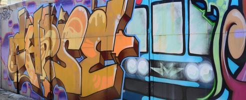 straat kunst. abstract achtergrond beeld van een vol voltooid graffiti schilderij in beige en oranje tonen met de metro trein foto