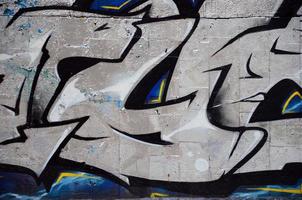 straat kunst. abstract achtergrond beeld van een fragment van een gekleurde graffiti schilderij in chroom en blauw tonen foto