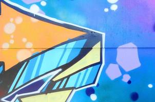 straat kunst. abstract achtergrond beeld van een fragment van een gekleurde graffiti schilderij in kosmisch blauw en paars tonen foto