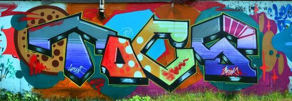 straat kunst. abstract achtergrond beeld van een vol voltooid graffiti schilderij in veel modieus kleuren en tonen foto