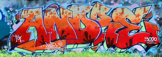 straat kunst. abstract achtergrond beeld van een vol voltooid graffiti schilderij in beige en oranje tonen foto