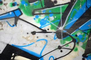 straat kunst. abstract achtergrond beeld van een fragment van een gekleurde graffiti schilderij in chroom en blauw tonen foto