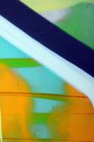 straat kunst. abstract achtergrond beeld van een fragment van een gekleurde graffiti schilderij in khaki groen en oranje tonen foto