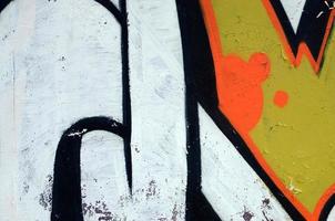 straat kunst. abstract achtergrond beeld van een fragment van een gekleurde graffiti schilderij in wit en oranje tonen foto