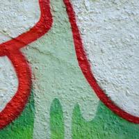 straat kunst. abstract achtergrond beeld van een fragment van een gekleurde graffiti schilderij in chroom en rood tonen foto