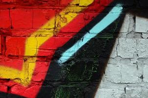 straat kunst. abstract achtergrond beeld van een fragment van een gekleurde graffiti schilderij in chroom en rood tonen foto