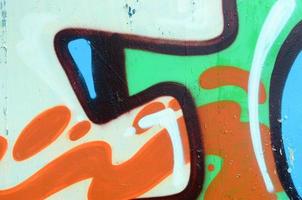 straat kunst. abstract achtergrond beeld van een fragment van een gekleurde graffiti schilderij in khaki groen en oranje tonen foto