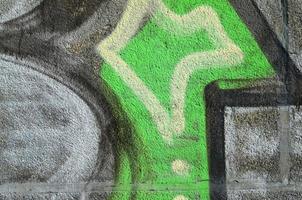 beton verweerd versleten muur beschadigd verf. grungy beton oppervlakte met graffiti kleuren en contouren. straat kunst achtergrond textuur. dichtbij omhoog geschilderd muur van de stad foto