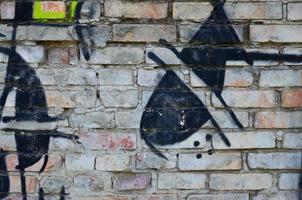 structuur van een fragment van de muur met graffiti schilderen, welke is afgebeeld Aan het. een beeld van een stuk van graffiti tekening net zo een foto Aan straat kunst en graffiti cultuur topics