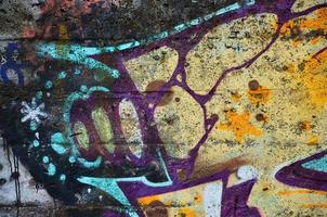 dichtbij omhoog visie van graffiti tekening details. achtergrond beeld Aan de thema van straat kunst en vandalisme. structuur van de muur, geschilderd met aërosol verven foto