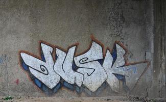 gedetailleerd beeld van heel oud en oud kleur graffiti tekening Aan de muur. achtergrond grunge straat kunst afbeelding foto