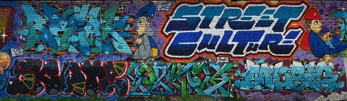 een gedetailleerd beeld van de graffiti tekening. een conceptuele straat kunst achtergrond met een kleurrijk brief graffiti met woord straat cultuur breken en muziek- foto