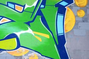 fragment van gekleurde straat kunst graffiti schilderijen met contouren en schaduw dichtbij omhoog