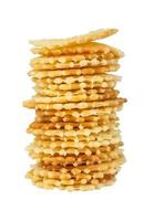 een stack van gouden ronde wafels geïsoleerd. foto