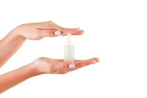 vrouw hand- Holding room fles van lotion geïsoleerd. meisje geven buis kunstmatig producten Aan wit achtergrond foto
