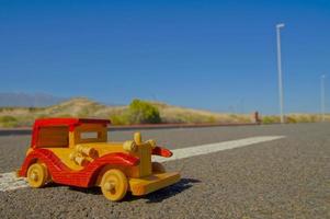 speelgoed- auto Aan de weg foto