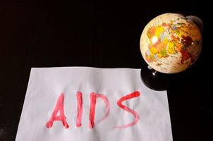 AIDS virus geschreven Aan papier foto