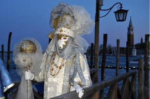 niet geïdentificeerd mensen vervelend carnaval maskers Bij de Venetië carnaval in Venetië, Italië, ongeveer februari 2022 foto