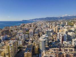 verbazingwekkend visie van de kust en stad van de lucht foto