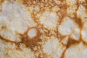 pannenkoek oppervlaktetextuur en patroon. close-up van dunne warme pannenkoeken in een bord. traditioneel rustiek eten. grafische bron. foto