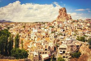 ortahisar fort in cappadocië, populaire toeristische bestemming, vooraanzicht met dynamische sky cloudscape statische timelapse foto