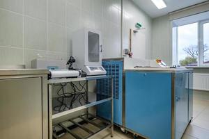behandeling kamer in een modern kliniek of medisch laboratorium met uitrusting foto