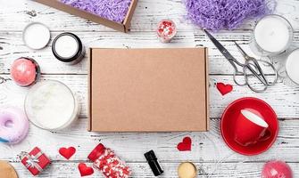 seizoensgebonden geschenk doos mockup voor Valentijn dag met kaars, rood kop en hart vorm snoepgoed foto