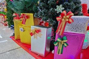 geschenk doos voor nieuw jaar en Kerstmis viering foto