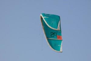 het windsurfen, kitesurfen, water en wind sport- aangedreven door zeilen of vliegers foto