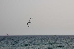 het windsurfen, kitesurfen, water en wind sport- aangedreven door zeilen of vliegers foto