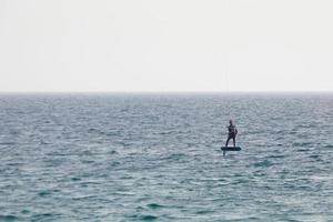 het windsurfen, kitesurfen, water en wind sport- aangedreven door zeilen of vliegers foto