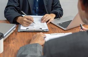 manager of menselijk middelen is afnemen van interviews voor werknemer baan en hervat toepassing Bij kantoor. foto