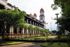 semarang, december 2022.lawang naai, seribu pintu is een gebouw in semarang, centraal Java, Indonesië, de hoofd kantoor gebouw van de Nederlands oosten- Indië spoorweg bedrijf Aan november 22, 2013 foto