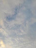 mooi wit wolken Aan diep blauw lucht achtergrond. elegant blauw lucht afbeelding in daglicht. groot helder zacht pluizig wolken zijn Hoes de geheel blauw lucht. foto