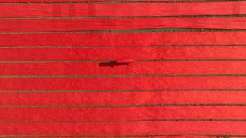drogen rood kleding stof in Bangladesh foto