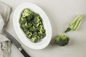 top visie vers broccoli Aan de tafel foto