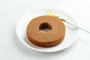 chocolade baumkuchen Duitsland toetje Aan wit tafel. foto