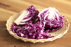 gesneden Purper kool Aan houten tafel foto