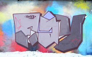 detailopname fragment van een graffiti tekening toegepast naar de muur door aërosol verf. achtergrond beeld van een modern samenstelling van lijnen en gekleurde gebieden. straat kunst concept foto
