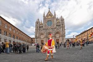 siena, Italië - maart 25 2017 - traditioneel vlag wankelt optocht foto