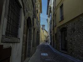 Bergamo middeleeuws hoog stad- huizen visie foto